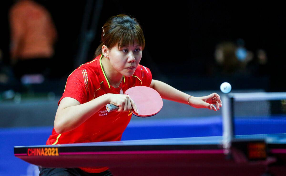 德基在泳池 德基在泳池